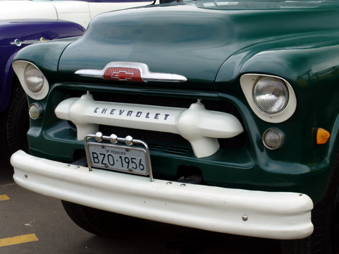 Um Chevrolet antigo com cara de mal